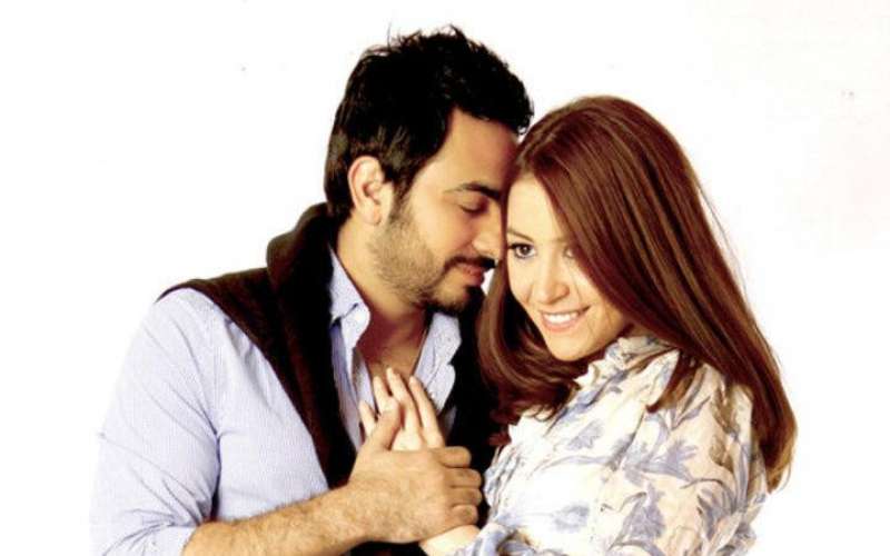بالفيديو و الصور  ..  تامر حسني يتغنى لـ"منى شلبي" بعد 10 سنين  ..  والجمهور يلاحظ شئ غريب بينهما فما الحكاية؟