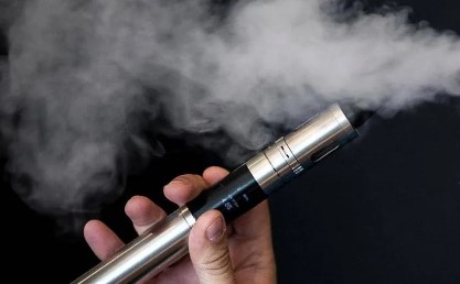 بالفيديو ..  إحباط تهريب كميات كبيرة من السجائر الإلكترونية والجوس المقلّد في قطع غيار مركبات 