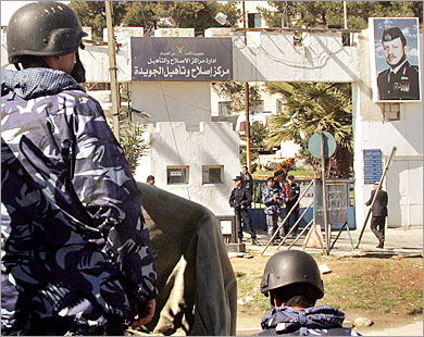 "نزيل الجويدة" الفار سلك قنوات الصرف الصحي  ..  وإحباط فرار نزيل آخر
