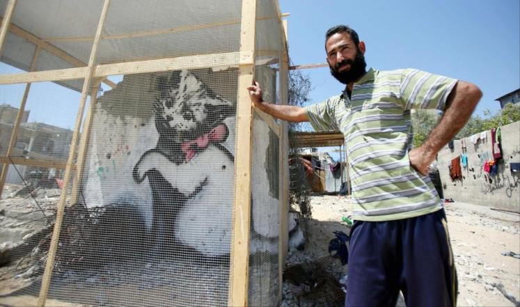 سياج لحماية لوحة الفنان "بانكسي" في غزة