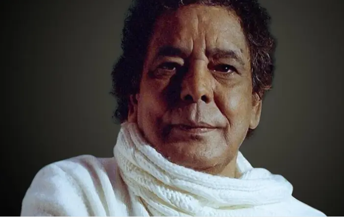 بعد تدهور حالته الصحية ..  نقل محمد منير إلى المستشفى