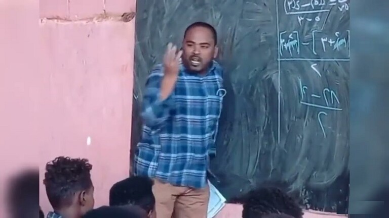 بالفيديو ..  معلم رياضيات يثير تفاعل رواد مواقع التواصل الاجتماعي بطريقة تدريسه 