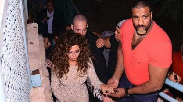 بالصور ..  من هو العملاق الذي يراقب غرفة الفنانة "ميريام فارس" ؟