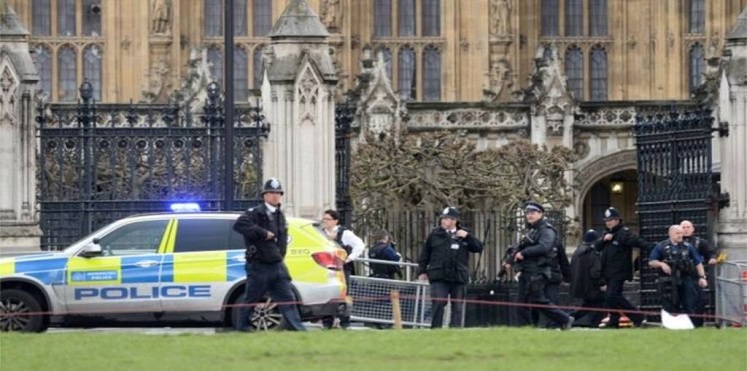 صورة غريبة ..  سائحة أمريكية التقطت “سيلفي”مع شرطي قبل أقل من ساعة على مقتله بهجوم لندن