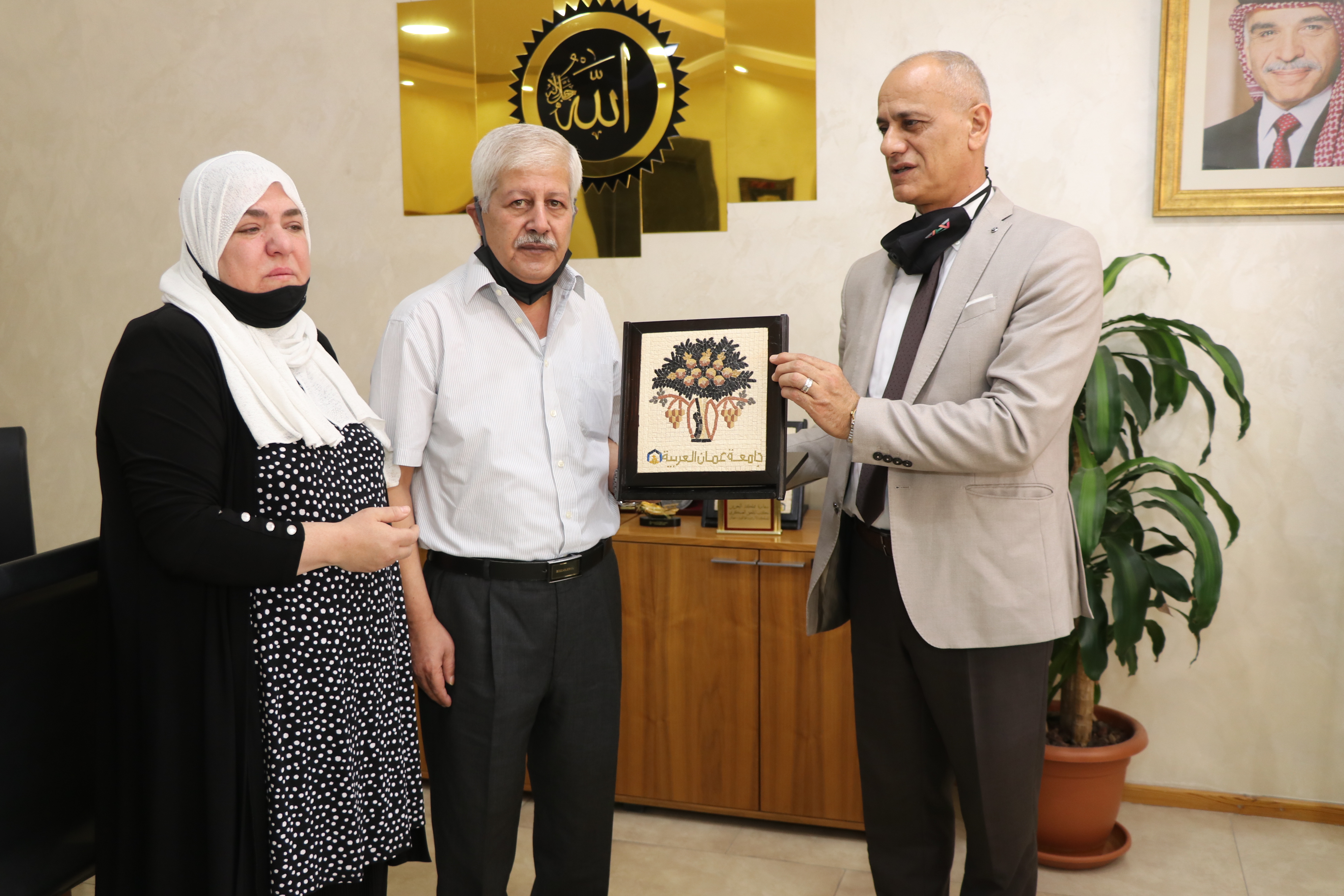 "عمان العربية" تجسد الوفاء لإحدى طالباتها المتميزات