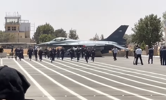 فيديو مؤثر لطلاب كلية الملك حسين الجوية يحتفلون مع ذويهم بمناسبة تخرجهم