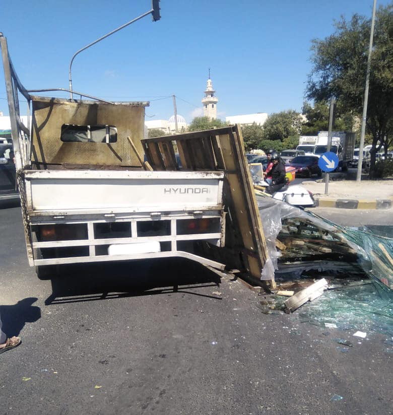 سقوط حمولة زجاج من مركبة بعد نفق خلدا باتجاه صويلح
