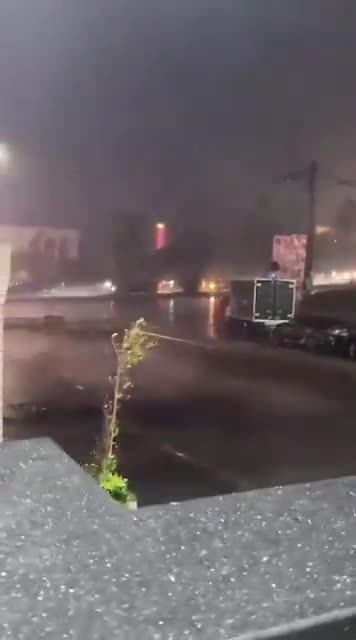 بالفيديو : رياح قوية تضرب لبنان وتُسقط ألواح طاقة شمسية من الأسطح