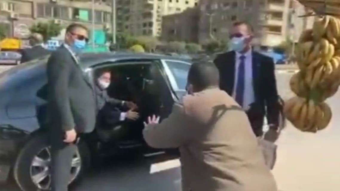 شاهد ..  السيسي يشتري فاكهة من الشارع فيكتشف مأساة
