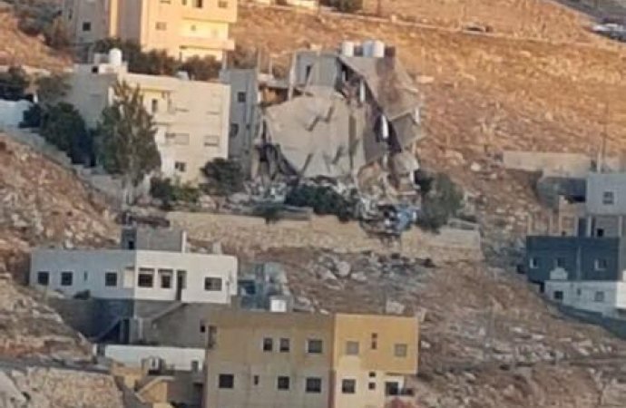 مصادر حكومية تؤكد : هدم المبنى الذي كان يتحصن به الارهابيون في السلط 