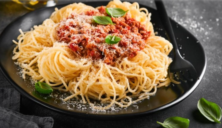 طريقة عمل السباغيتي باللحم المفروم والبارميزان