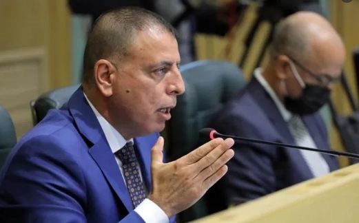 الفراية: وجدت على مكتبي عقد شراء خدمات لـ"صيدلي" بـ1500 دينار ورفضت تجديده لانه بالامكان تعيين 4 موظفين بدلاً منه
