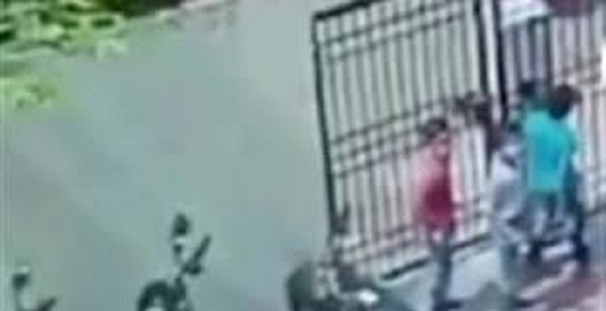 اصابة طالب بشعر بالجمجمة في ريمون اثر سقوط بوابة المدرسة عليه
