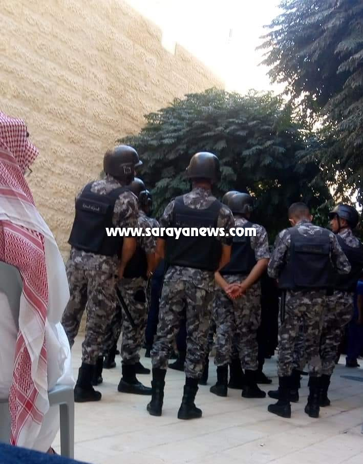 بالصور : اعتصام للمرشحين للتعيين امام "ديوان الخدمة" مع استمرار أزمة امتحان الكفاية للغة العربية
