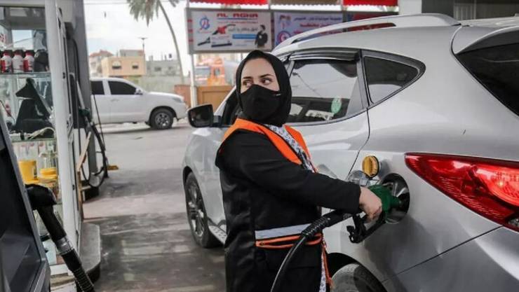 في سابقة .. شابة من غزة تعمل في محطة للوقود