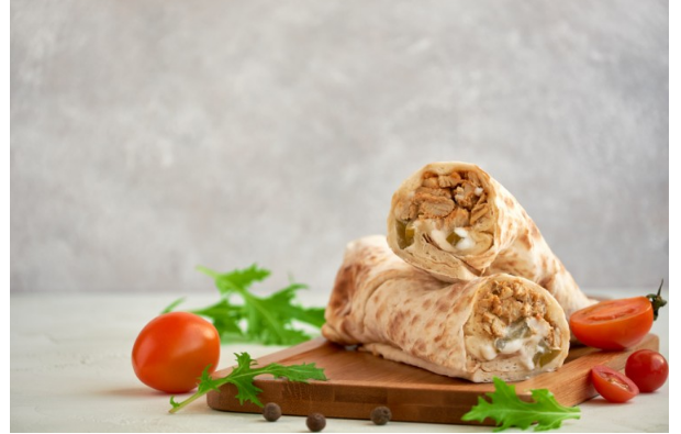 رولات الشاورما إما بحشوة اللحم أو بالدجاج