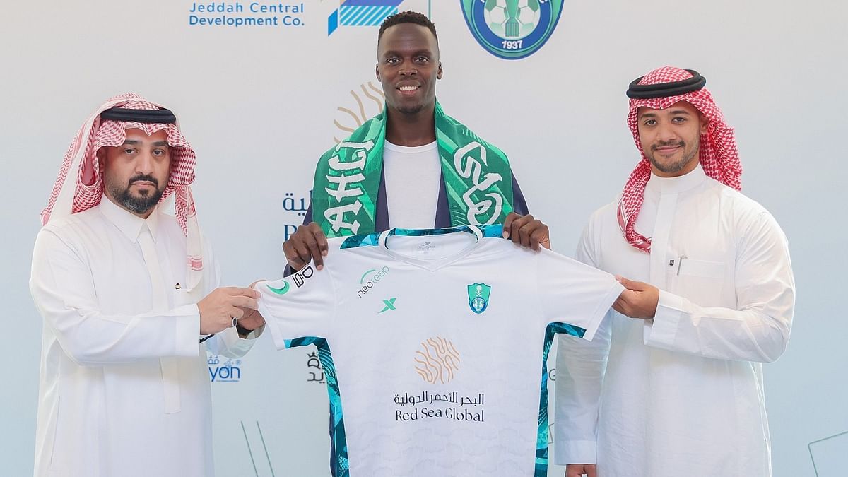 الأهلي السعودي يتعاقد مع الحارس السنغالي إدوارد ميندي من تشيلسي