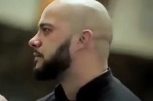 بالفيديو ..  أجنبي يعتنق الإسلام بسبب آية في سورة الفجر بصوت سعد الغامدي