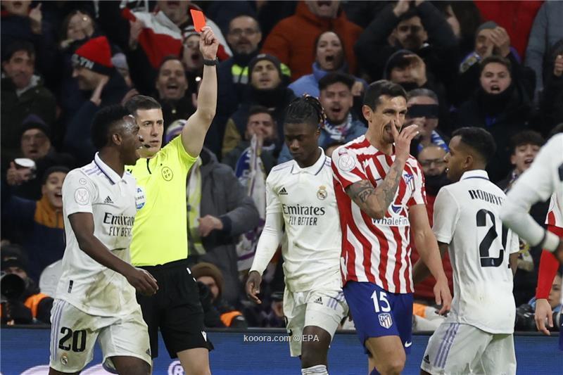 خبير تحكيمي: لاعب اتليتكو مدريد لا يستحق الطرد