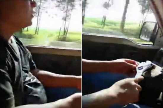 بالفيديو ..  رجل يقود السيارة بمفك براغي بدون مقود