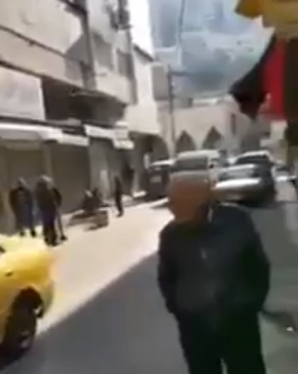 بالفيديو ..  تجار في وسط البلد يغلقون محلاتهم احتجاجاً على تشديد الإجراءات بحق مخالفي الكمامات ..  والأمن لسرايا: الحملة استهدفت أصحاب البسطات
