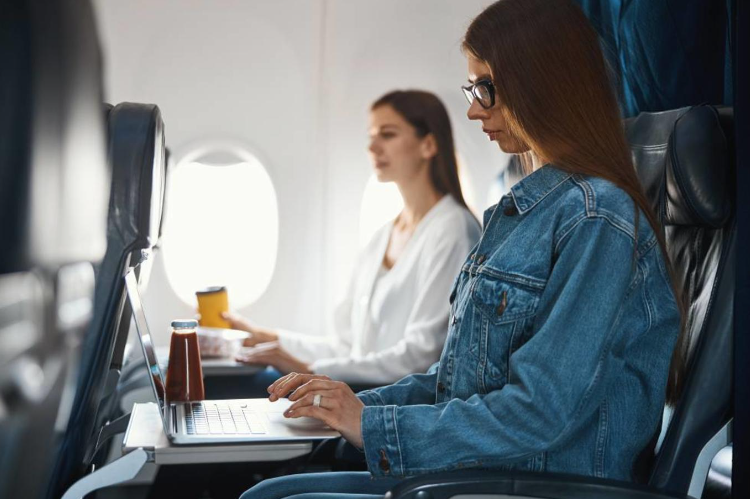 نصائح السفر لاختيار أفضل مقعد في الطائرة لرحلة مريحة