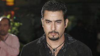 بعد 38 عامًا من وفاته ..  ممثل مغربي يعثر على قبر والده في الصحراء (فيديو)