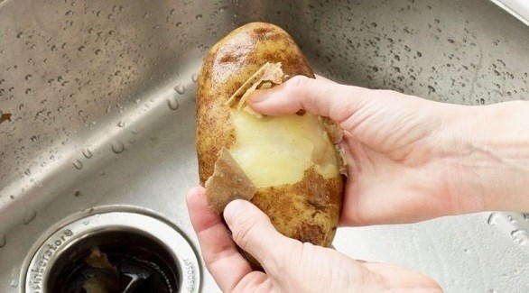 تعرفي على أفضل طريقة لتقشير البطاطس في المنزل