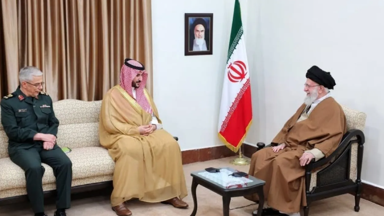 وزير الدفاع السعودي يسلم المرشد الإيراني رسالة من الملك سلمان