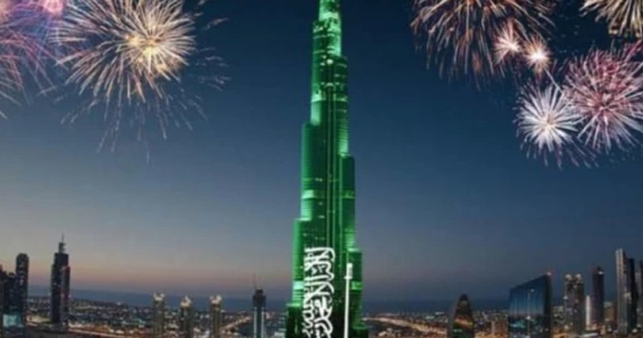 برج خليفة يتزين بالعلم السعودي احتفالاً باليوم الوطني ال 91