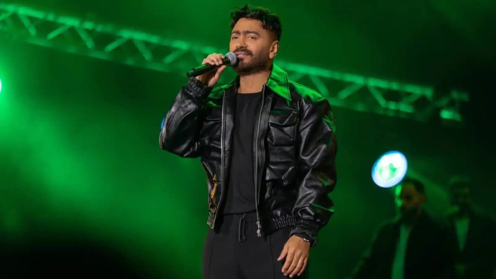 جدل "الفتنة الغذائية" يُشعل سجالًا بين تامر حسني وطبيب مشهور 