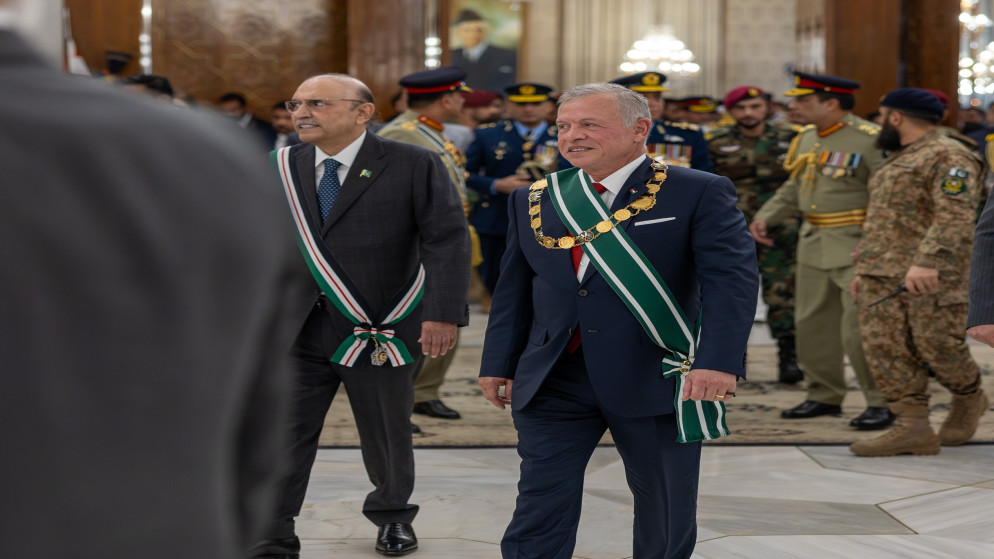 الرئيس الباكستاني يمنح الملك أعلى وسام مدني باكستاني  .. فيديو 