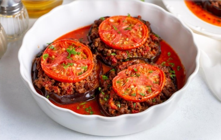 مسقعة باذنجان مشوي باللحمة المفرومة