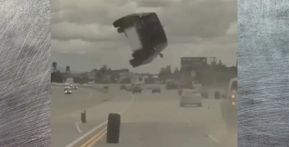 فيديو لحادث أغرب من الخيال السيارة حلقت عاليا على الطريق