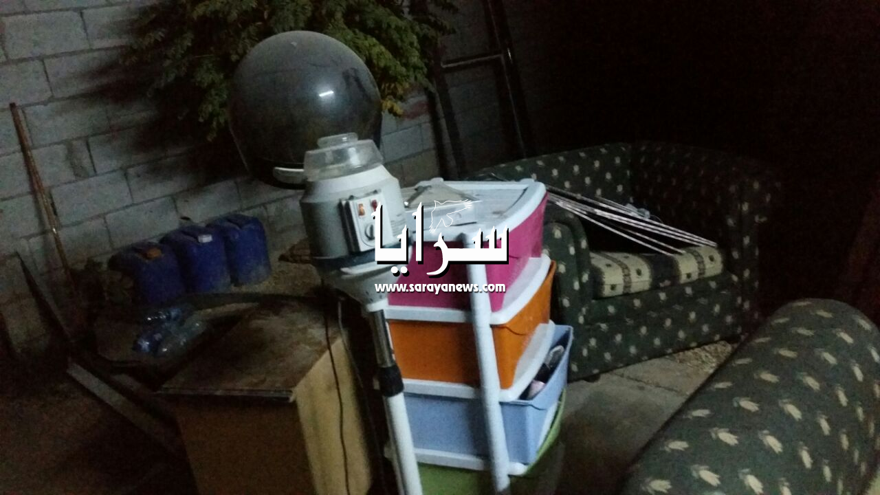 بالصور ..  أردني يغلق صالون الحلاقة الخاص رفضاً لسيطرة اللاجئين السوريين على المهنة في الزعتري ..  تفاصيل