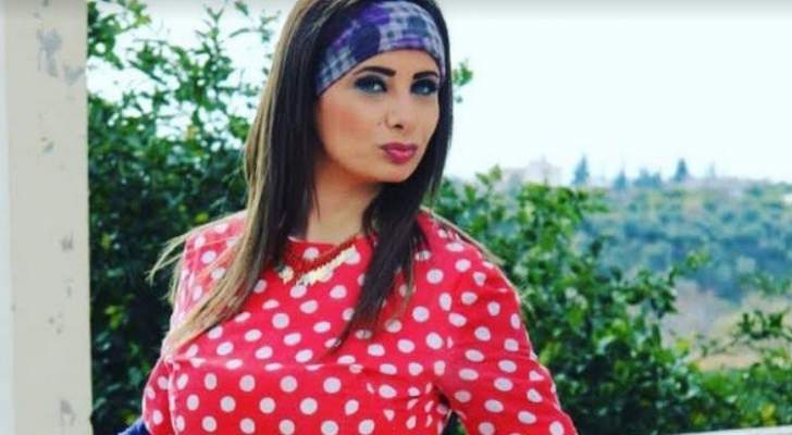 قصة الفنانة “عهد ديب” حقيقة نجاتها من حـادث سير مروع ووقوف اللهجة الشامية عائقاً أمامها وانفصالها عن زوجها لاسباب سياسية 