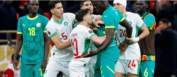 الاتحاد المغربي يتقدم باحتجاج إلى "كاف" بسبب انسحاب لاعبي السنغال 