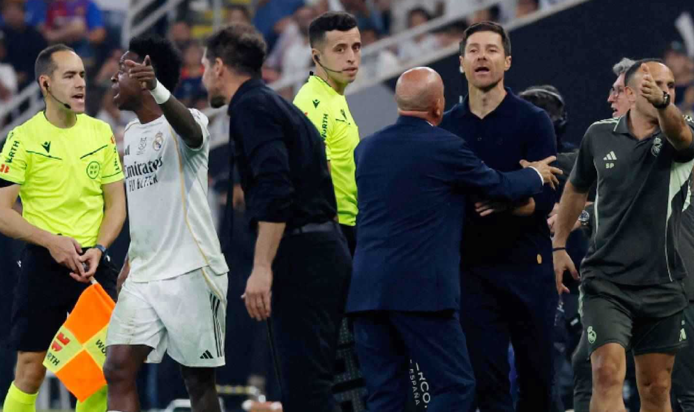 بسبب فينيسيوس ..  اشتباك كبير بين تشابي ألونسو وسيميوني  