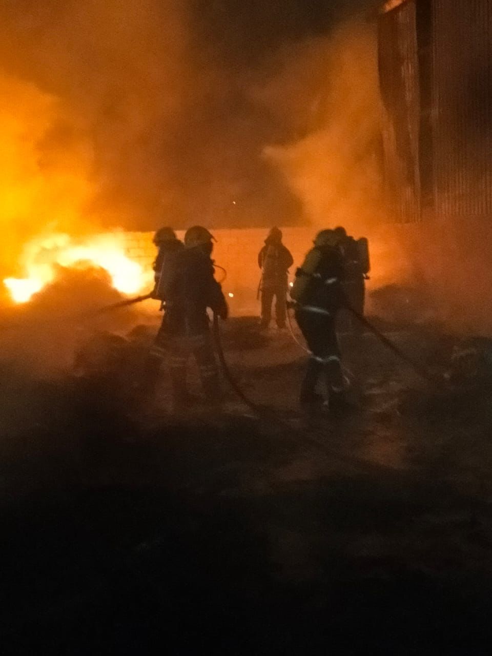 الدفاع المدني يبذل جهوداً كبيرة لإخماد حريق بساحة إطارات مستعملة على مساحة 1000 م في عمان - صور 