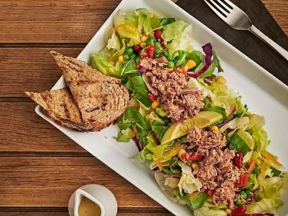 سلطة تونة بالأفوكادو والخضروات