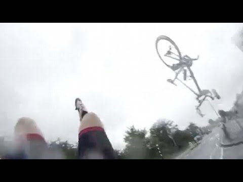 بالفيديو  ..  سائق دراجة يطير ويحط على الأرض واقفا