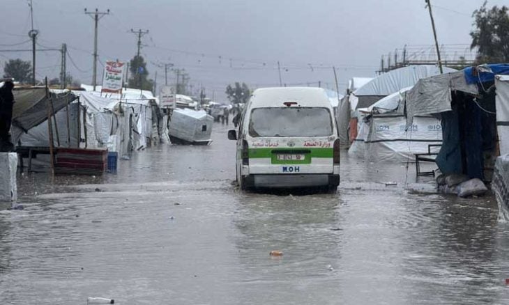 إصابة 3 نازحين وغرق مئات الخيام بفعل أمطار غزيرة في غزة 