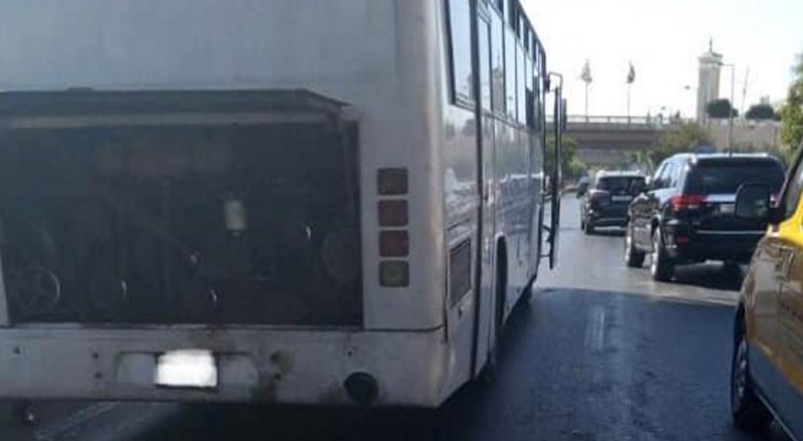 تباطؤ في الحركة المرورية بسبب تعطل حافلة بعد جسر الثورة العربية بإتجاه إشارات الثامن