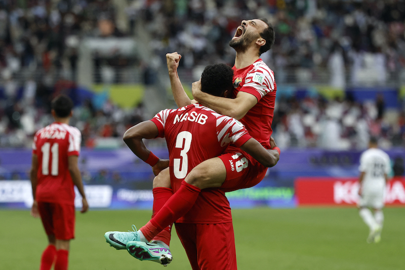 الحصان الأسود في آسيا يتزين بعلم النشامى