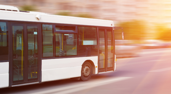 ضبط حافلة تحمل 77 راكبًا في عمان
