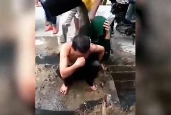 بالفيديو  ..  معاقبة مسؤول كبير بسكب مياه المجاري على جسده بعد ضبطه مع صديقته بوضع مخل في اندويسيا