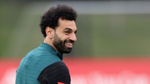 أسطورة ليفربول يحذر محمد صلاح من التفكير في المال فقط