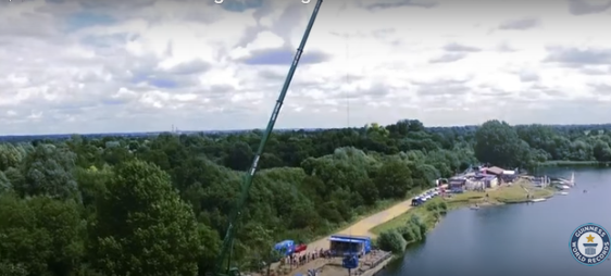 بالفيديو: بريطاني يقفز من ارتفاع شاهق ليغمس بسكويتة في فنجان