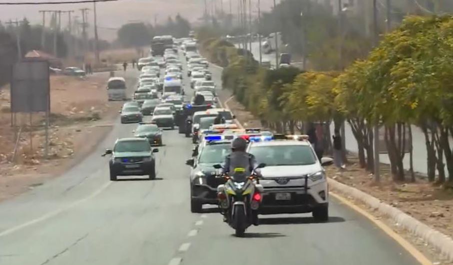 انطلاق الموكب الجنائزي لشهداء هجوم الكرك تمهيدًا للتشييع الرسمي والشعبي في قرية حمود