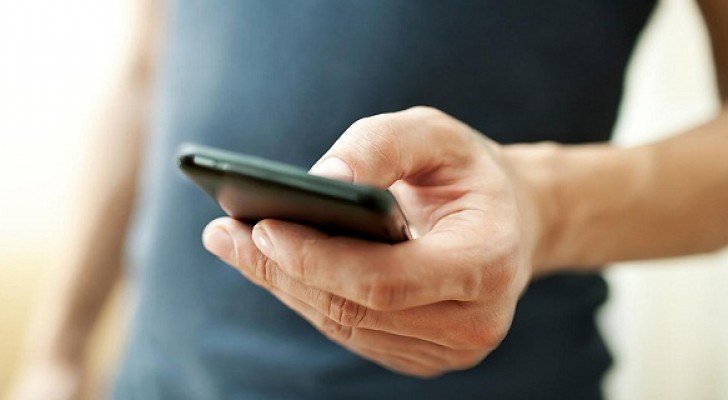وزارة التربية تدرس تغليظ عقوبة إدخال الهاتف لقاعات التوجيهي